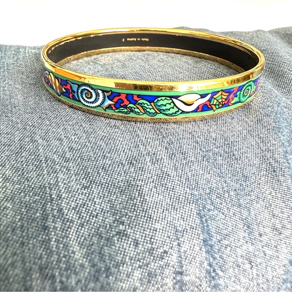 Hermés Narrow Enamel Bangle Bracelet in Ocean Shell & Coral Motif - Picture 4 of 6